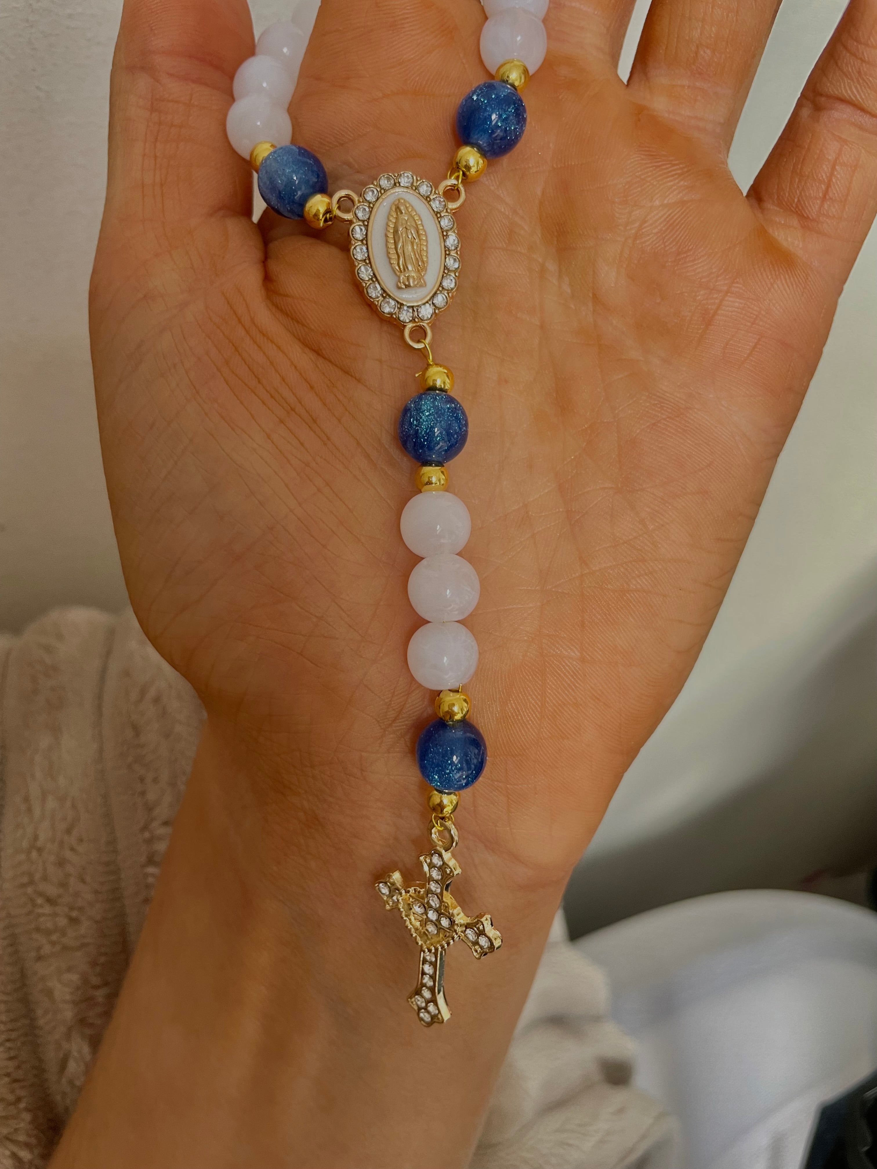 Chapelet blanc et bleu pailletée
