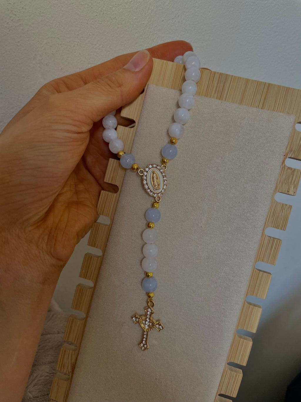 Chapelet blanc et bleu ciel