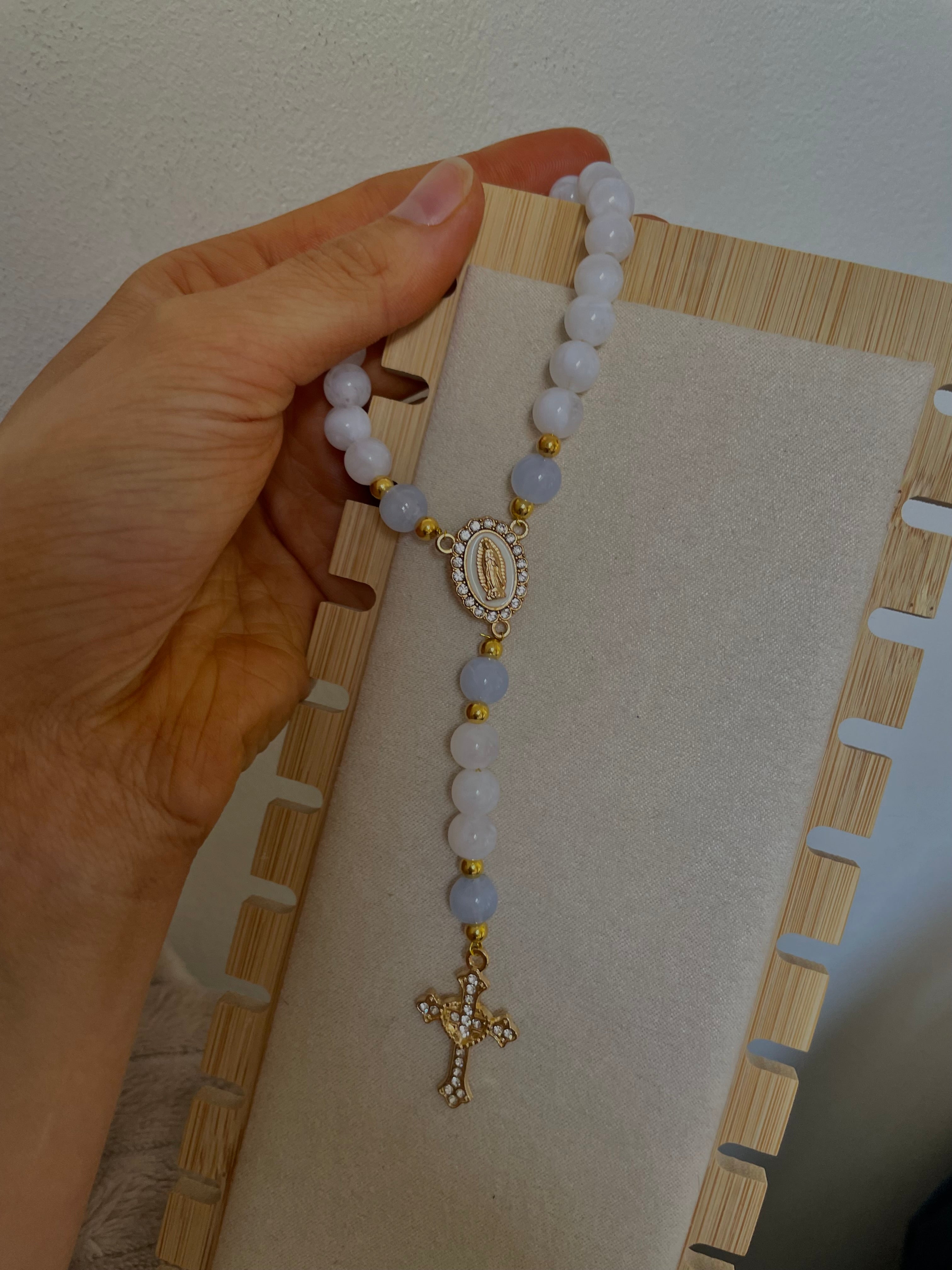 Chapelet blanc et bleu ciel