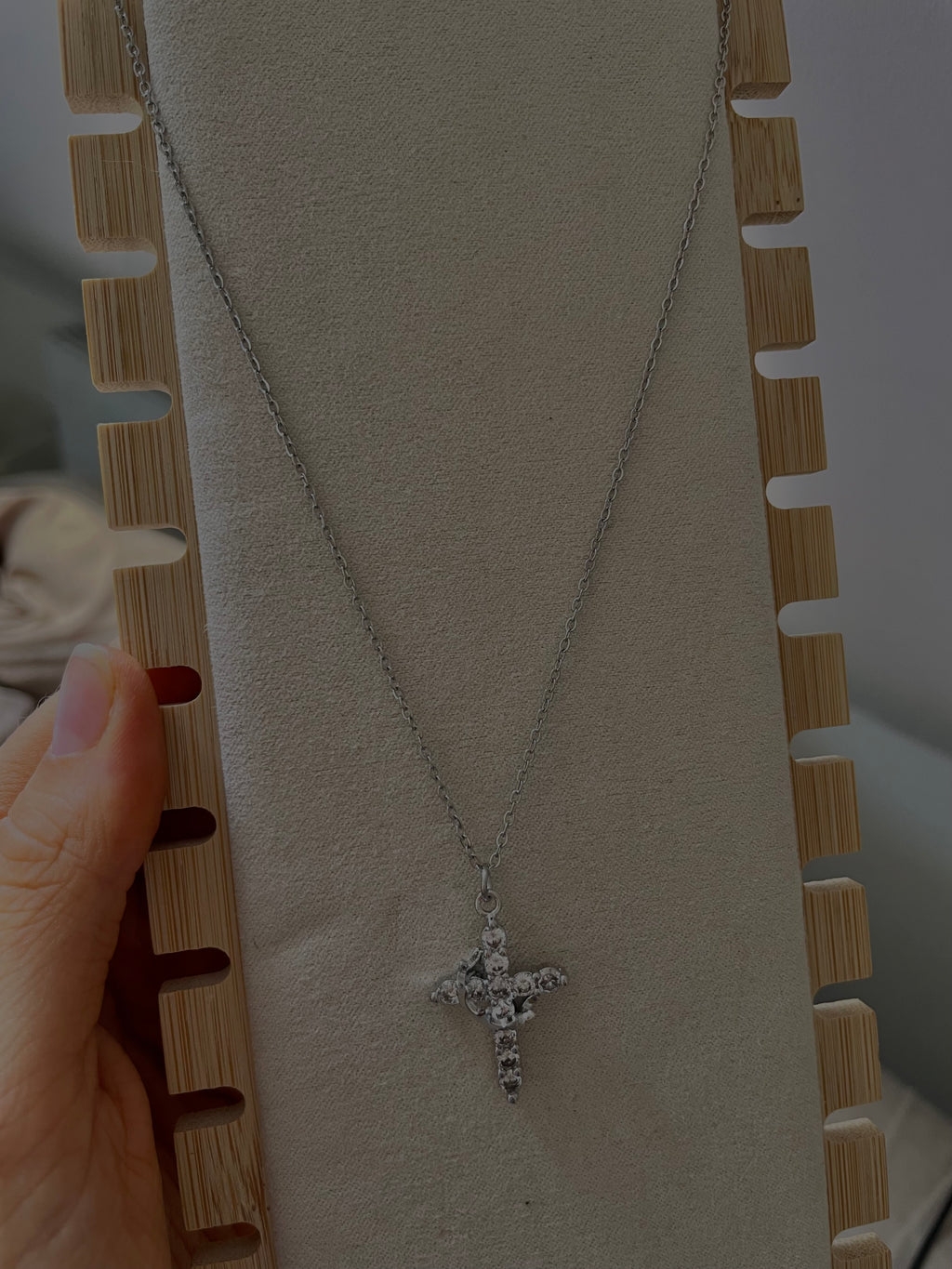 Collier croix avec couronne