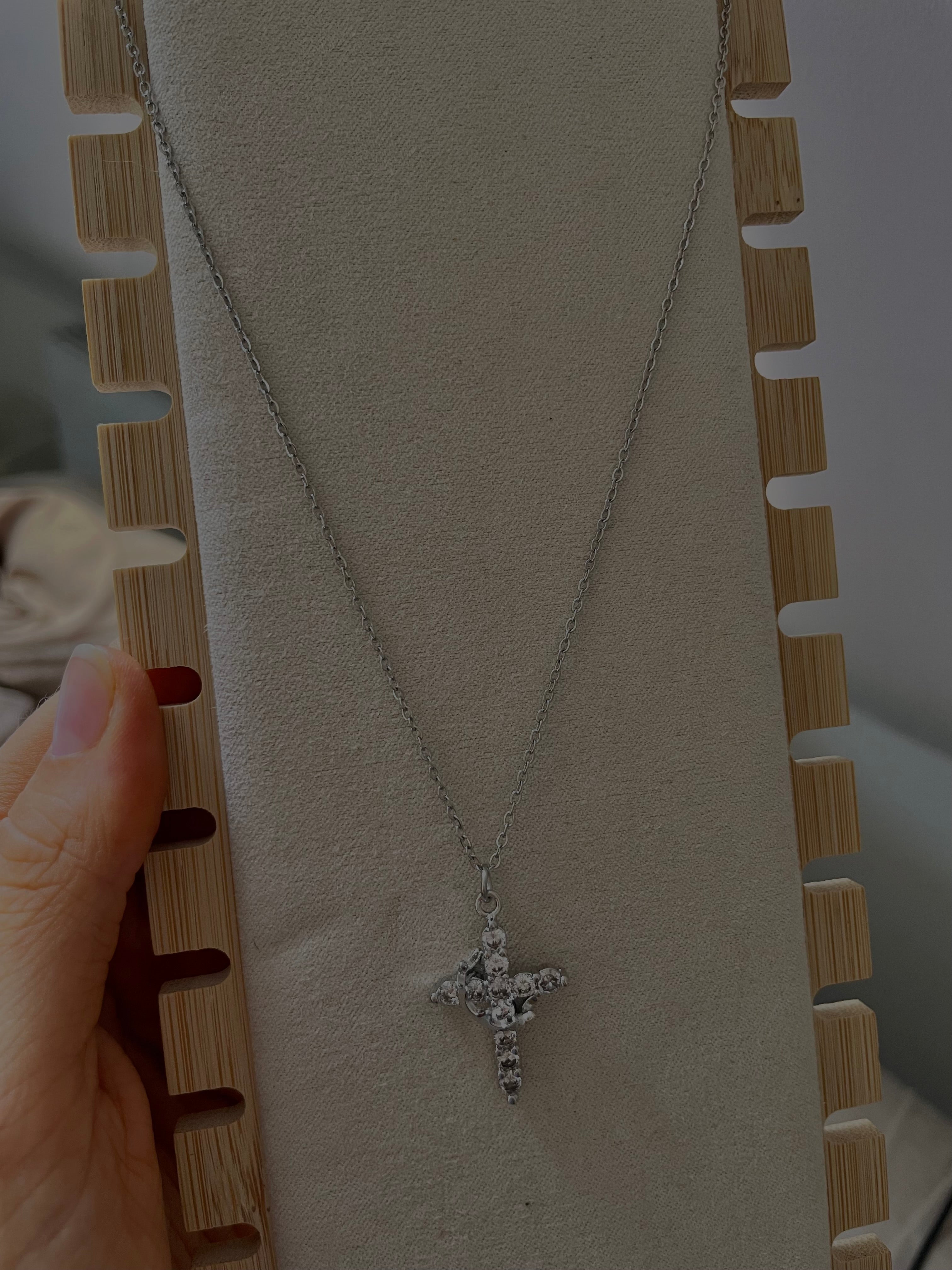 Collier croix avec couronne