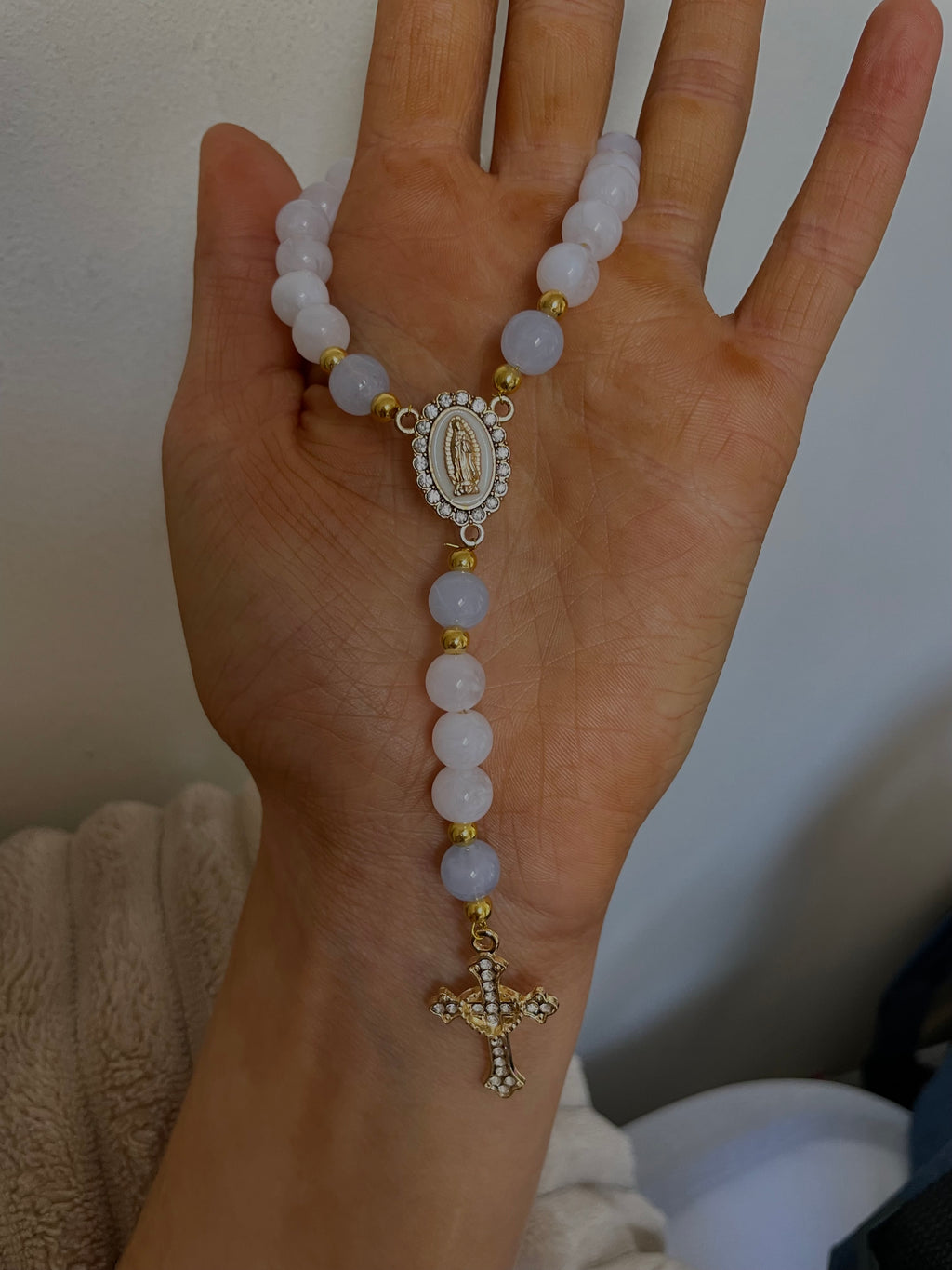 Chapelet blanc et bleu ciel
