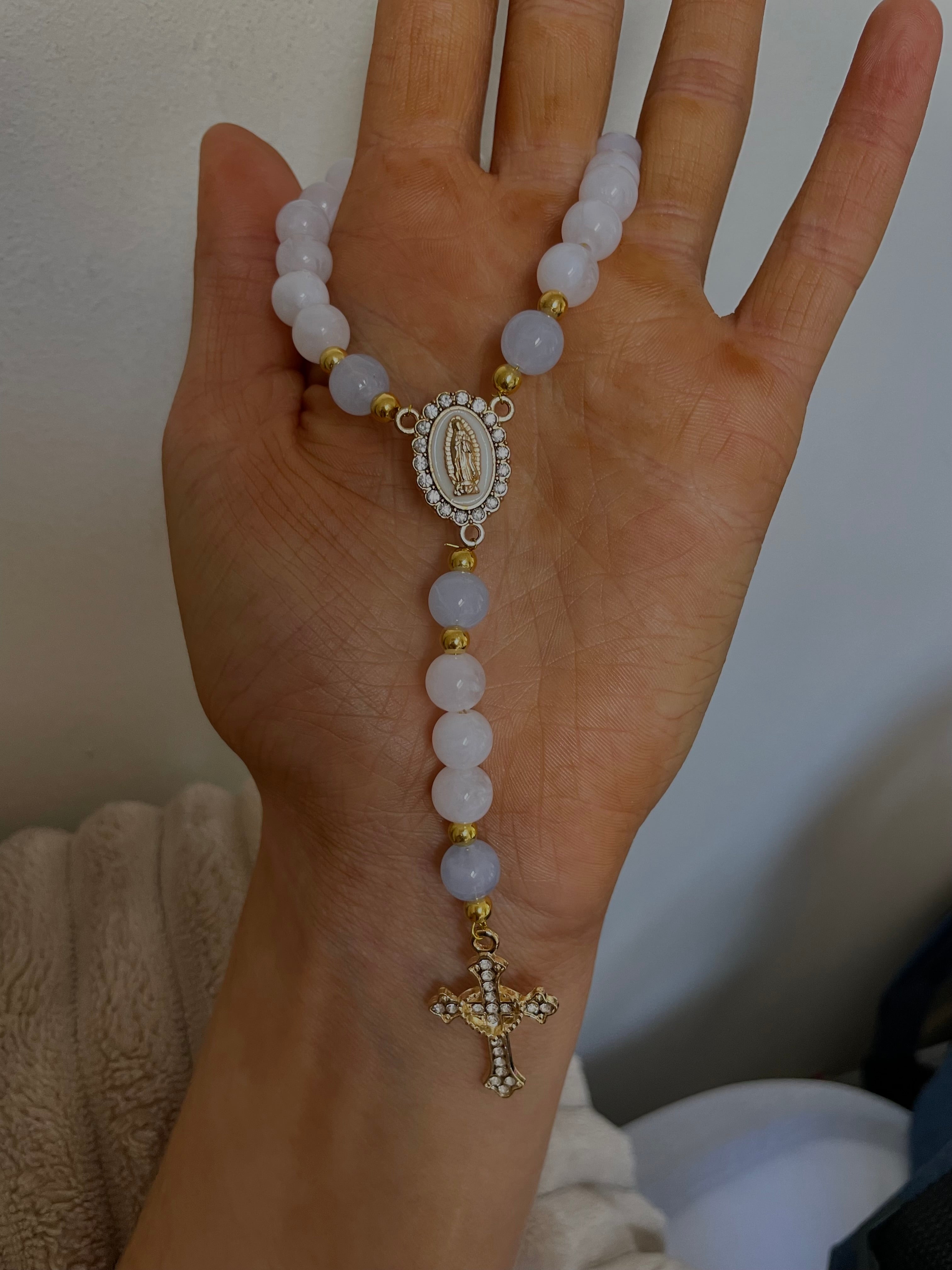 Chapelet blanc et bleu ciel