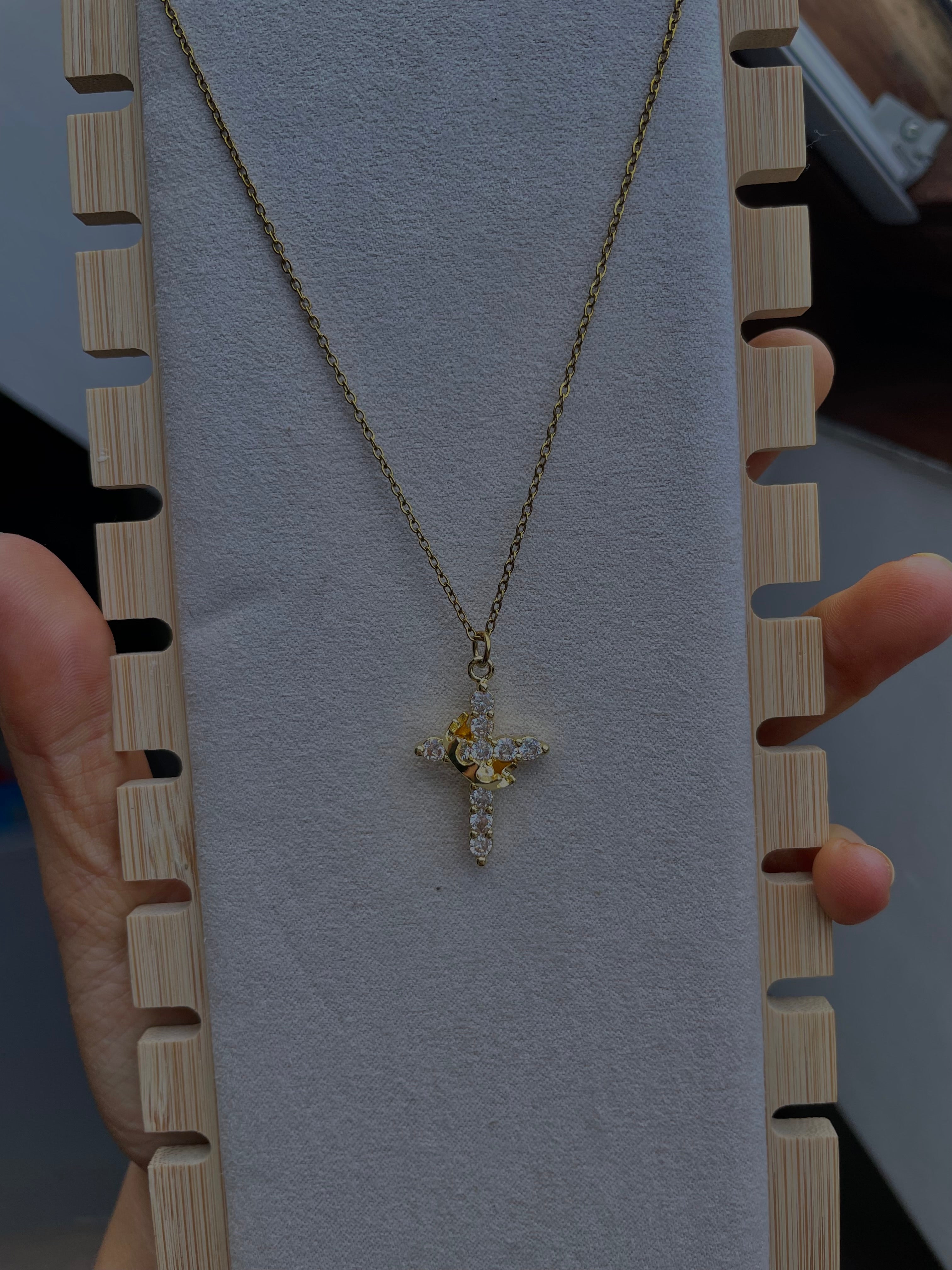 Collier croix avec couronne