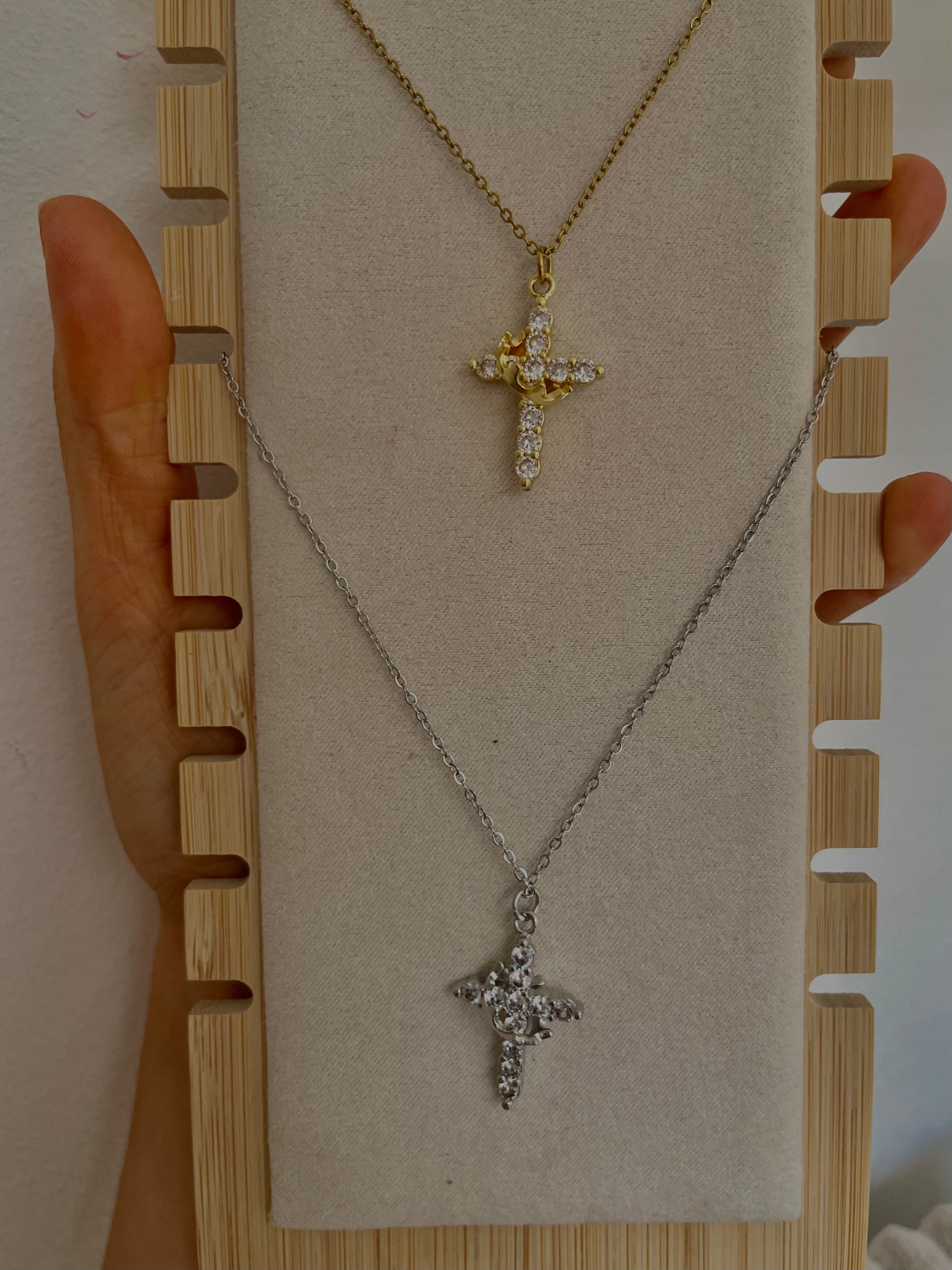 Collier croix avec couronne